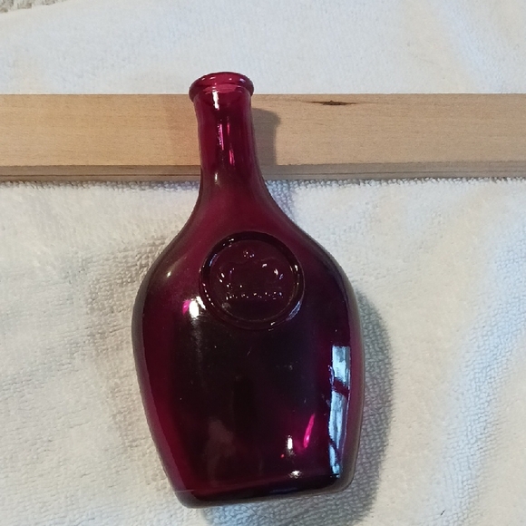 Elegant Red Glass Bottle - Picture 7 of 7